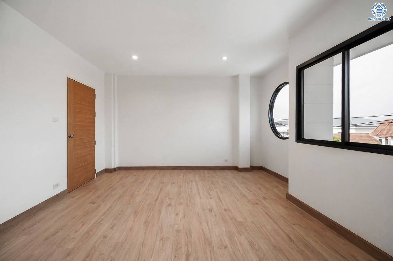 บ้านมือสองตกแต่งใหม่ โครงการ มณธานี บางแค บ้านเดี่ยว 3 ชั้นหลังมุม ดีไซน์หรูหรา เนื้อที่กว้าง 65.6 ตร.ว. พื้นที่ใช้สอย 240 ตร.ม. ฟังก์ชัน 5 ห้องนอน 4 ห้องน้ำ 2 ที่จอดรถ ฟังก์ชันครบตอบทุกไลฟ์สไตล์ บนทำเลศักยภาพ เชื่อมต่อถนนกาญจนาภิเษก ใกล้เดอะมอลล์บางแค ใกล้รถไฟฟ้าสายสีน้ำเงิน "สถานีหลักสอง" และจุดขึ้นทางด่วน "กาญจนาภิเษก"